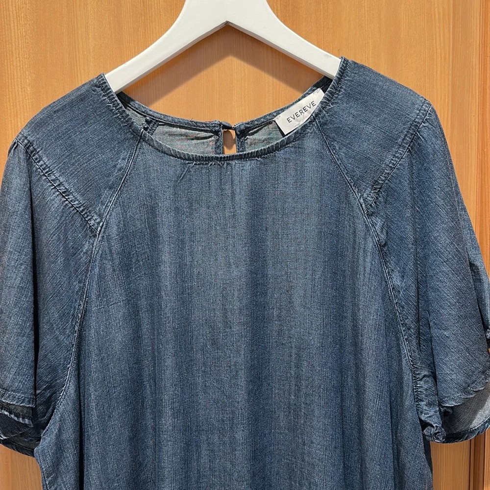 Evereve Alice Chambray Flutter top in size M. Mediumwash.